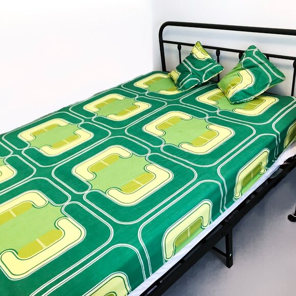 Vintage 70s Op Art Bedspread with Pillow Shams: Green Yellow Mod Bed Cover - Picture 2 of 9